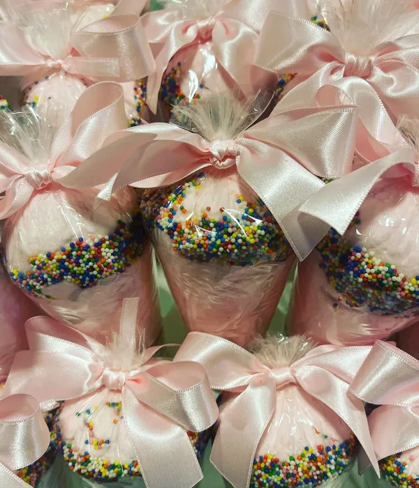 Casquinhas de algodão-doce com borda colorida e laços rosa claro