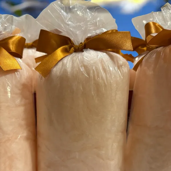Algodões-doces em saquinhos com laços dourados
