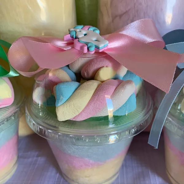 Copo pastel com marshmallows coloridos e laço rosa