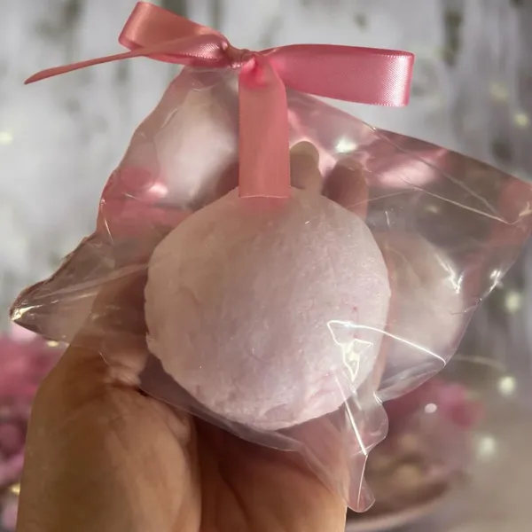 Algodão-doce rosa para drinks em embalagem individual transparente com laço rosa