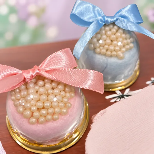Mini-cakes com laços de cetim e decoração delicada
